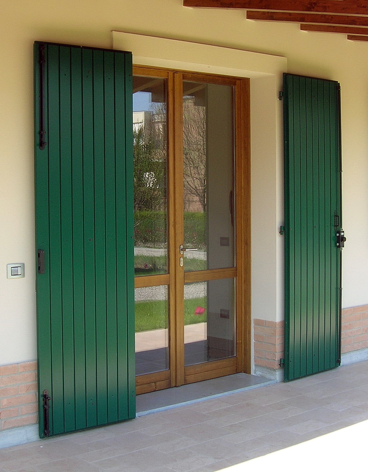 Porta finestra con scuro verde